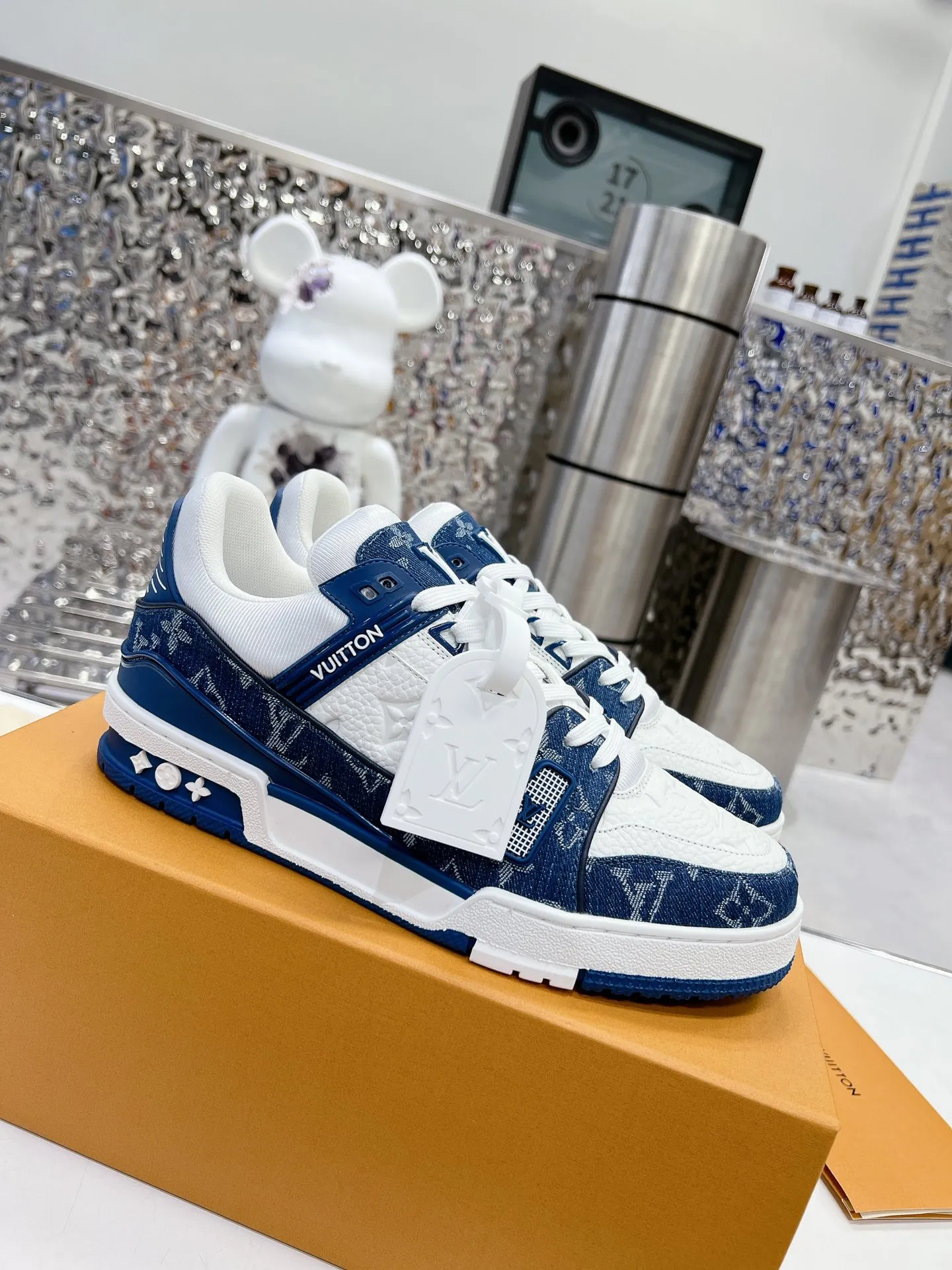 👟👟Ex-factory price 840👟👟 LV top version 2023 new model. Purchasing quality LV~Louis Vuitton Lv TRAINER's best-looking sneakers, Donkey Brand strongly recommends new products, official website limited edition retro basketball sneakers! Both high-cut and low-cut products cost money to purchase an accurate 1:1 replica of the original version. The details are invincible and full of sincerity. The imported and customized original cowhide leather is the same as the original version. The details are 100% restored. The private model customizes the original one-piece T👟👟 ex-factory price U outsole. It is different from other brands. Without the original version, this effect cannot be achieved!    Men's and women's models 35-40 39-45 (45 and 46 are customized and cannot be returned or exchanged)